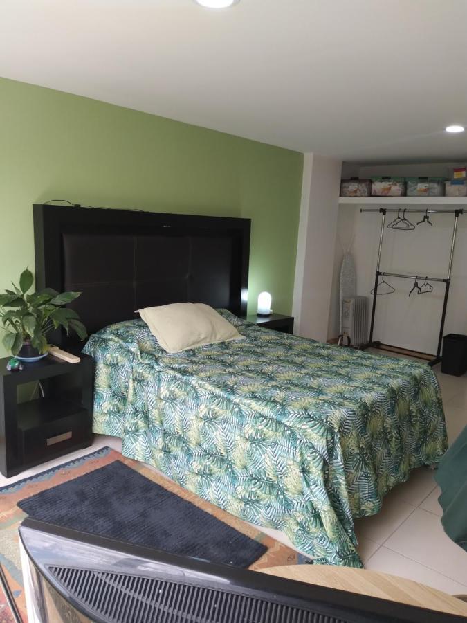 Charming Sunny Bedroom Overlooking Beautiful Amsterdam Avenue In Best Condesa Area Cidade do México Exterior foto